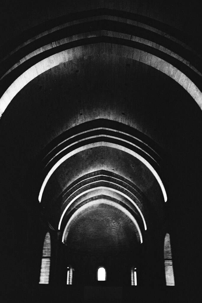 la porte des étoiles sous l'aurore